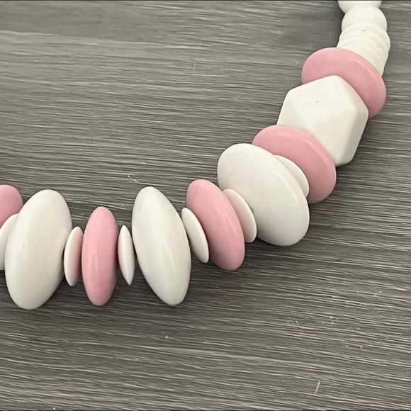Vintage Plastic Beaded Necklace with White and Pink Beads - Picture 5 of 5